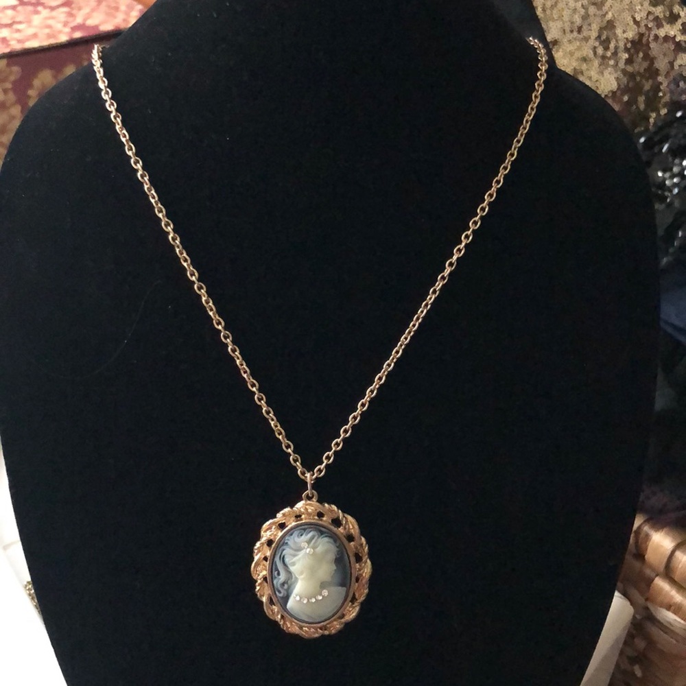 Cameo Pendent Necklace